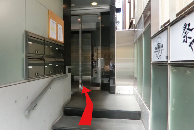 エレベーターは建物右側の奥にございます